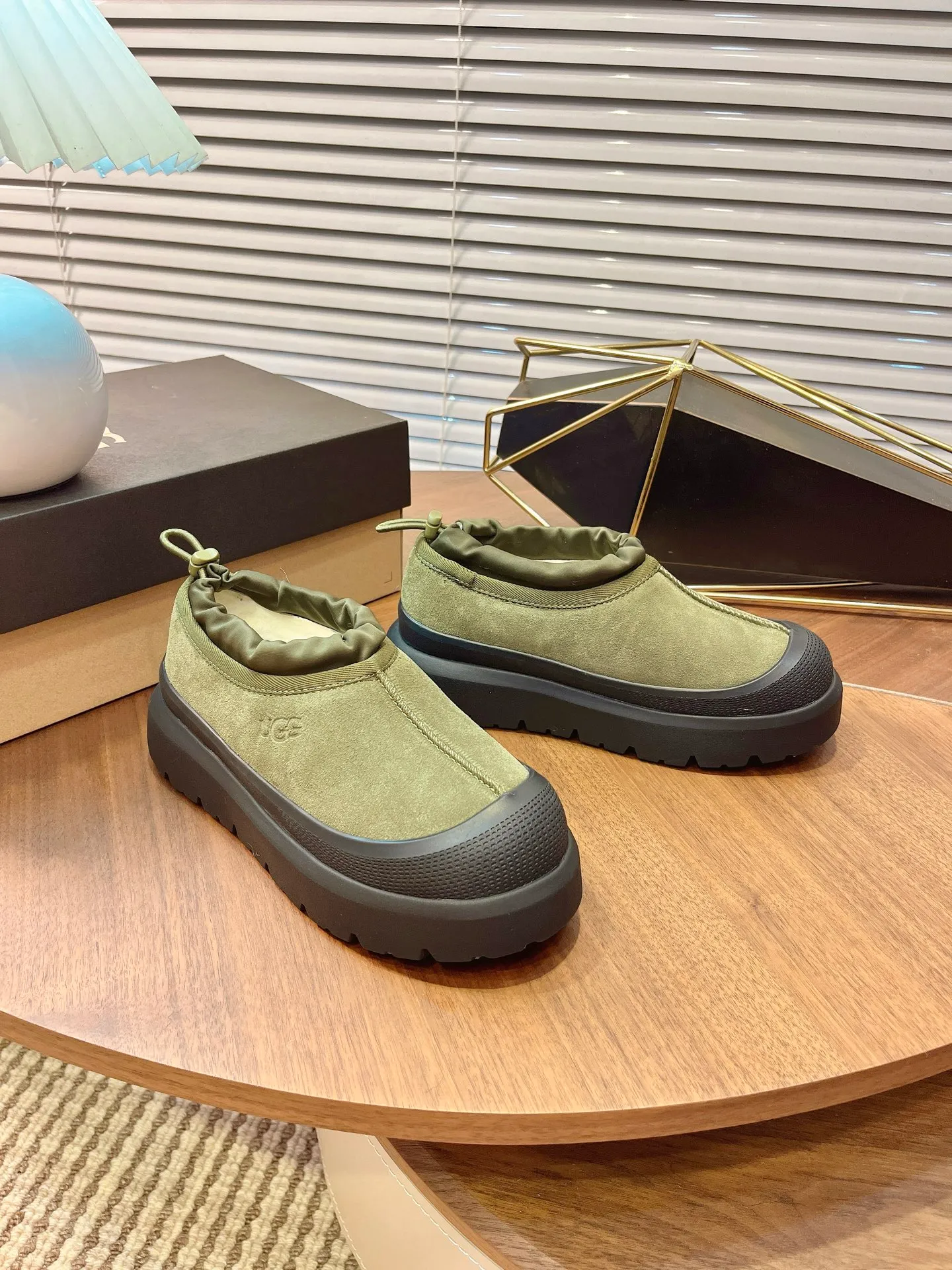 [UGG] P:500💰 Couple shoes Size: 35-44 [Wang Yibo's same style] UGG2025 new winter style Tasman fashion shoes for men and women 1144096 Ugg new fur shoes for autumn and winter, snow boots, same style for men and women ~ Handsome slip-on, lazy shoes, super easy to put on and take off ~ Suede cowhide fabric ~The soles are molded from original soles, not cheap rubber foam, but made of modern material. The characteristics of this material are that it is light, wear-resistant and non-slip. The outsole has a clear logo imprint, which is comparable to that of a store~